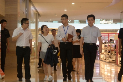 廣東歌舞劇院創(chuàng)作室編導(dǎo)、國家一級導(dǎo)演黃盈到河源市商業(yè)中心考察指導(dǎo)