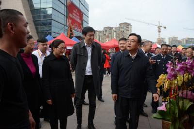 河源市委書記丁紅都一行到河源市商業(yè)中心調研迎春花市