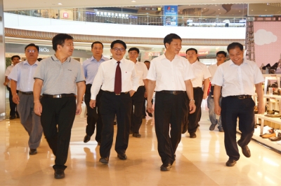 全國人大代表、廣州人大常委會主任陳建華到河源市商業(yè)中心調研