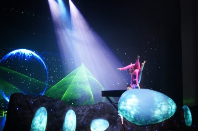 堅基地產(chǎn)丨夢幻桃劇秀 幸?？图胰?——“《桃花水母》大型夢幻舞臺秀”專場拓客活動圓滿