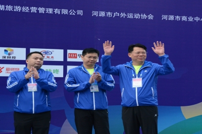 2016河源萬綠湖國(guó)際馬拉松在河源市商業(yè)中心開跑