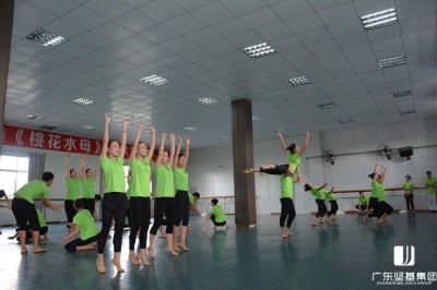 河源市委常委、宣傳部部長(zhǎng)吳善平視察堅(jiān)基迎“三節(jié)”暨《桃花水母》開(kāi)演準(zhǔn)備工作